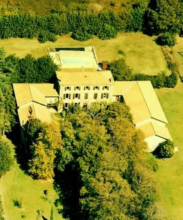 Vue aérienne de la maison et de la piscine